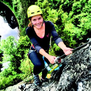 Vodní brána u Semil stoupá ve skalní stěně nad malebným údolím řeky Jizery.