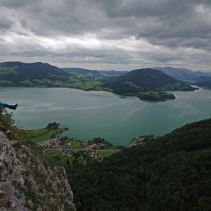 Ferata Drachenwand klettersteig s lanovým mostem a krásnými výhledy na jezero Mondsee, Solná komora.