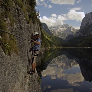 Výhledy na ledovcem pokrytý masiv Dachsteinu z feraty nad jezerem Gosausee.