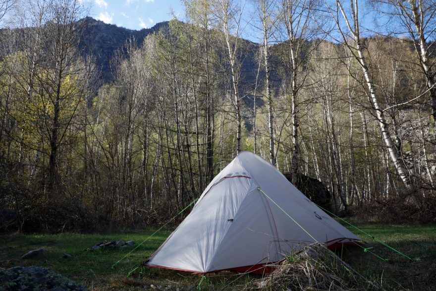 Ultralehký stan Waterfall Double UL s hmotností pouhých 1,45 kg se skvěle hodí pro delší treky.