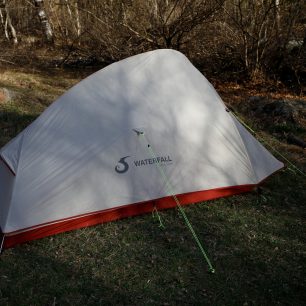 Ultralehký samonosný stan Waterfall Double UL pro dva váží 1,45 kg.