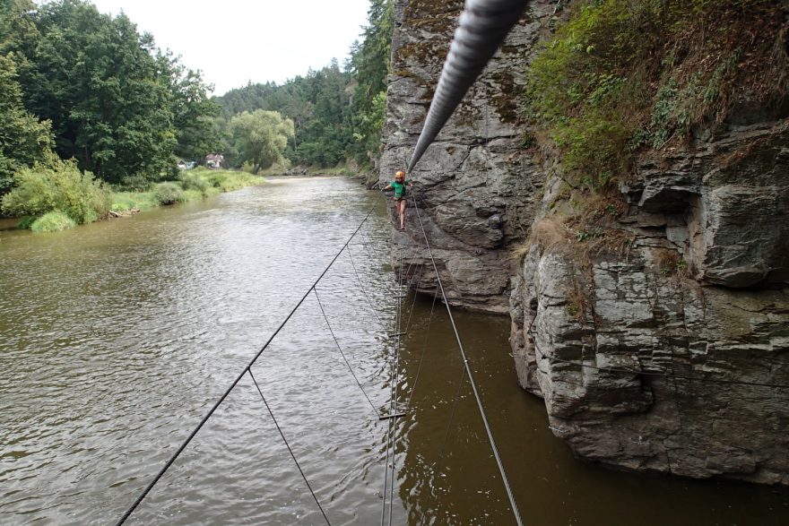 Jedním z mála odpočinkových míst feraty v Bechyni je lanový most přes zátočinu a skalní rampa s lavičkou před závěrečným převisem.