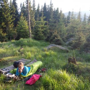 Spaní pod širákem je opravdu ultralehkou variantou pro letní suché noci.