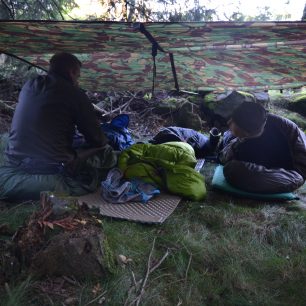 Spaní pod pod celtou má svou trampskou romantiku, ale váhově si zpravidla moc nepolepšíte.