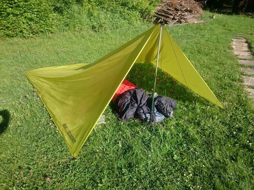 Použití hůlek jako nosné konstrukce odlehčí batohu od stanových tyček. Sea to Summit Escapist 15D Tarp.