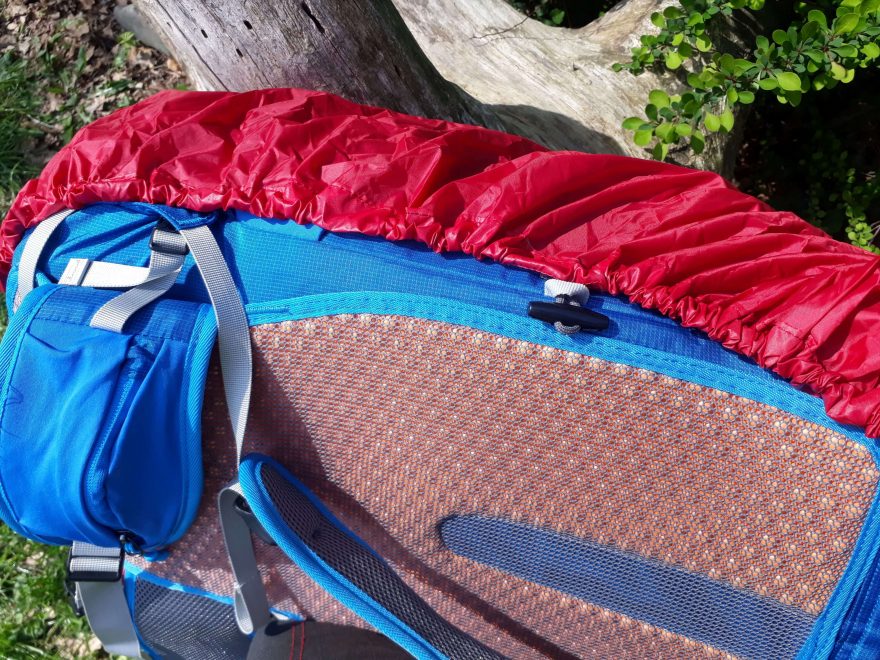 Detail uchycení pláštěnky na bocích batohu HIGHLANDER Vorlich 40 L.