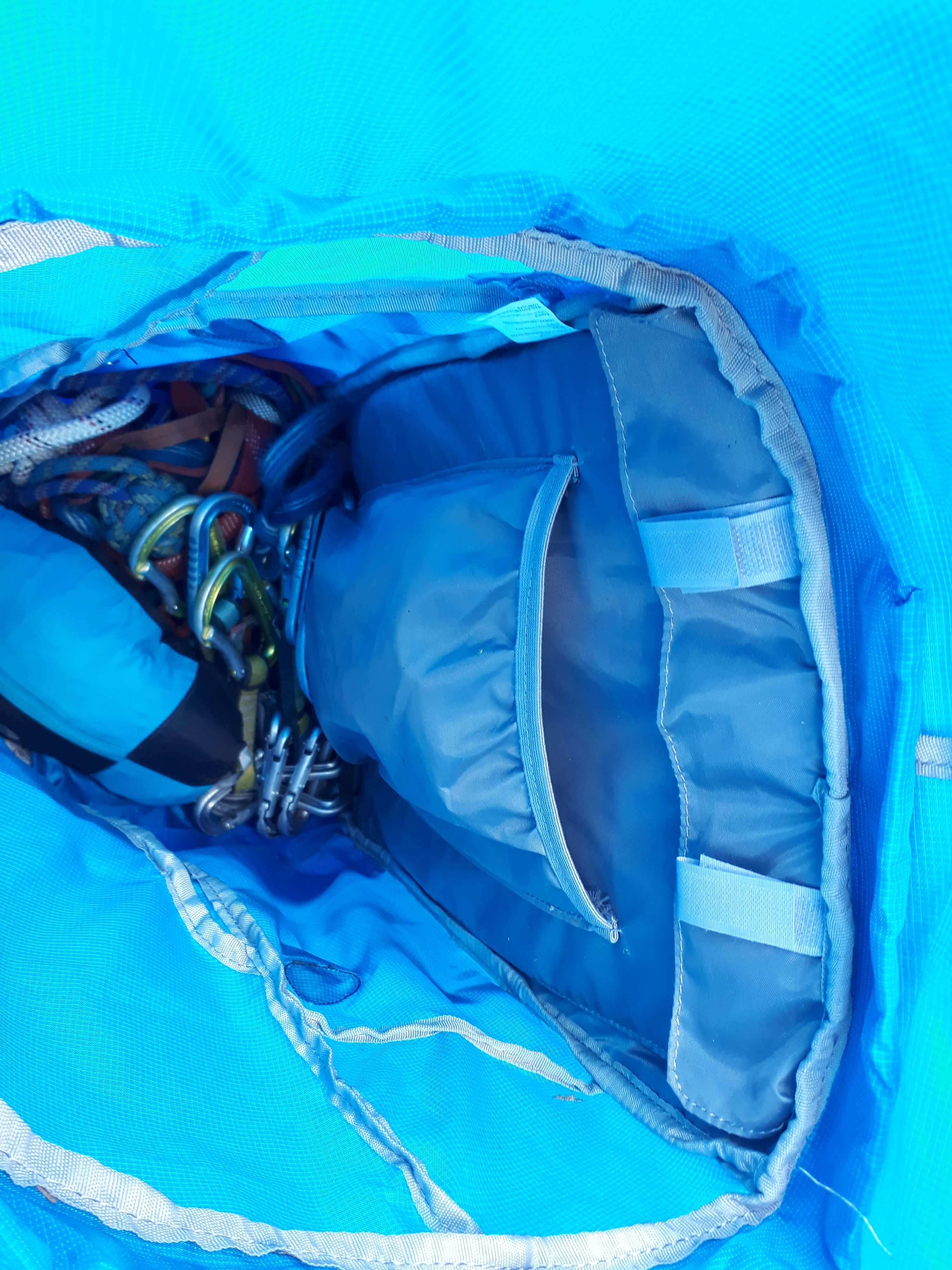 Jedna vnitřní kapsa přes celá záda ukrývá zádovou výztuhu ... druhá menší kapsa má 16x32 cm.