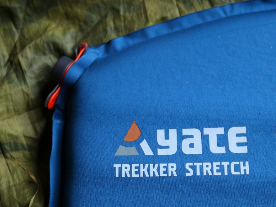 Karimatka YATE TREKKER STRETCH 3,8 svou konstrukcí dobře izoluje od chladu i nerovností terénu.