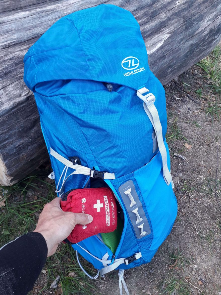 Praktický boční vstup na batohu HIGHLANDER Vorlich 40 L.