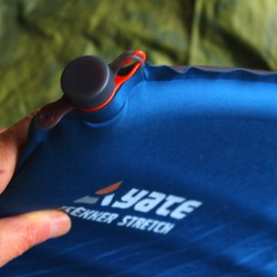 Svrchní materiál karimatky YATE TREKKER STRETCH 3,8 je z polyesteru Stretch 50D, odolného proti poškození.