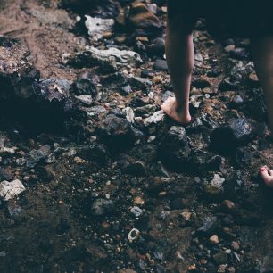 S barefootem je dobré začít postupně - ideálně v proměnlivém terénu, na trávě a kamínkách, jako jsou v běžné přírodě.