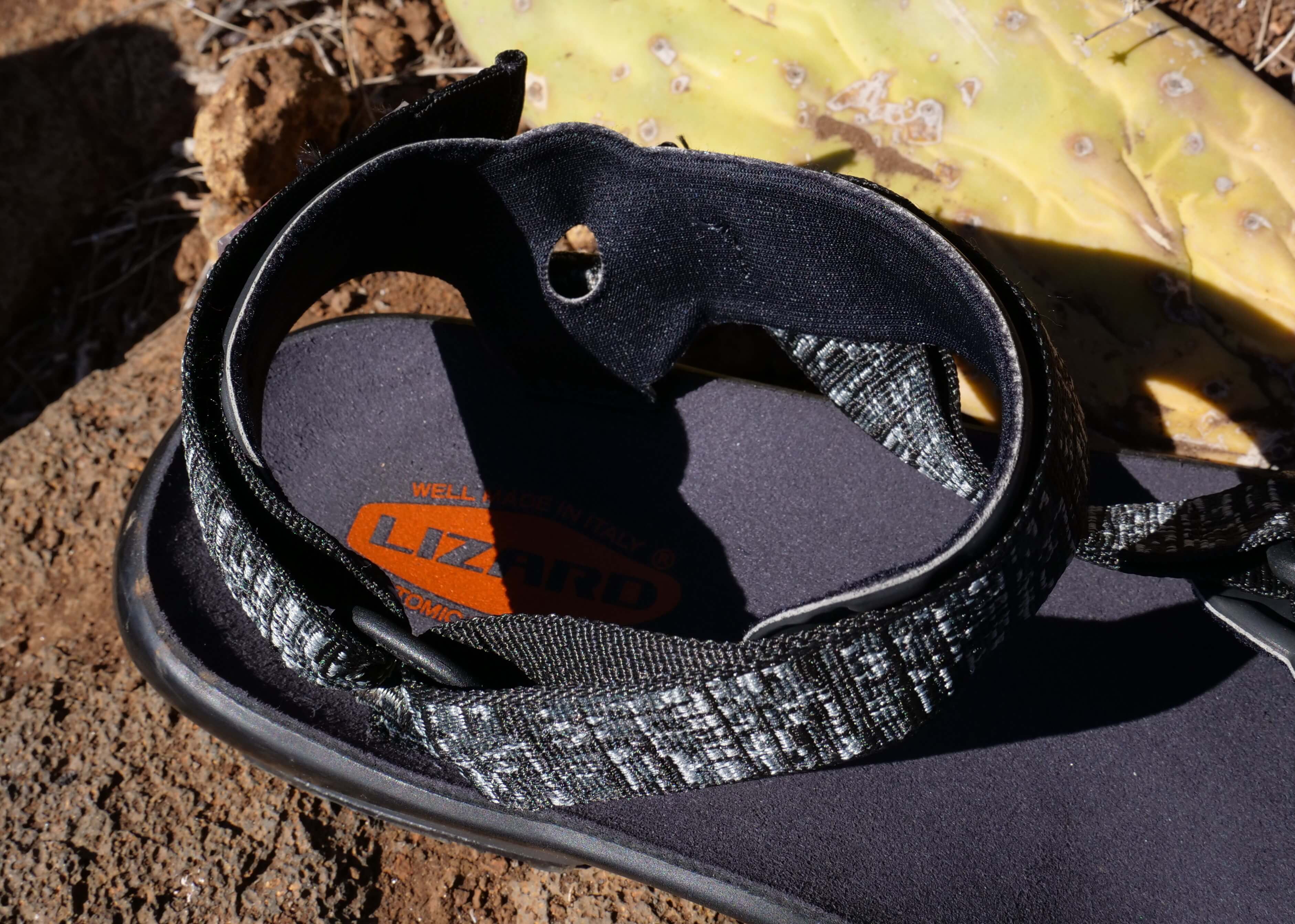 Detail polstrování systému pásku okolo kotníku Lizard H2O RIDE.