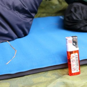 Tloušťka karimatky YATE TREKKER STRETCH je příjemných a dostačujících 3,8 cm.