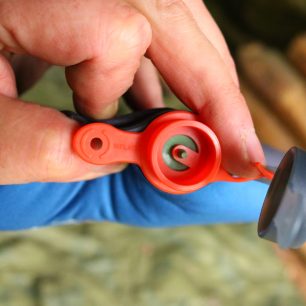 Úniku vzduchu z karimatky YATE TREKKER STRETCH 3,8 v případě neopatrného sejmutí šedé krytky brání tento ochranný ventil.