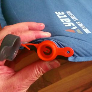 Vzduch se v karimatce YATE TREKKER STRETCH 3,8 udrží i když omylem vytáhneme šedou krytku.