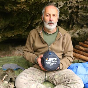 Zabalená zabere karimatka YATE TREKKER STRETCH 3,8 jen málo místa v batohu.