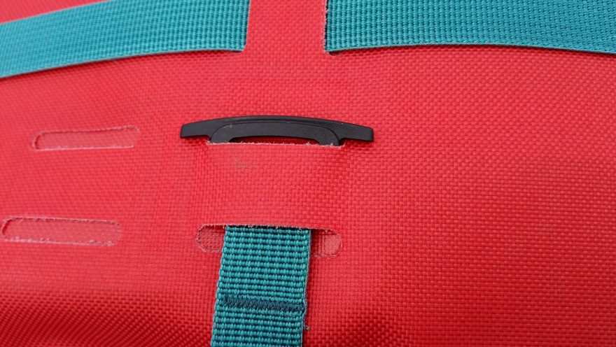 Detail fixace kompresních popruhů, které můžete zcela odejmout - Ortlieb Atrack.
