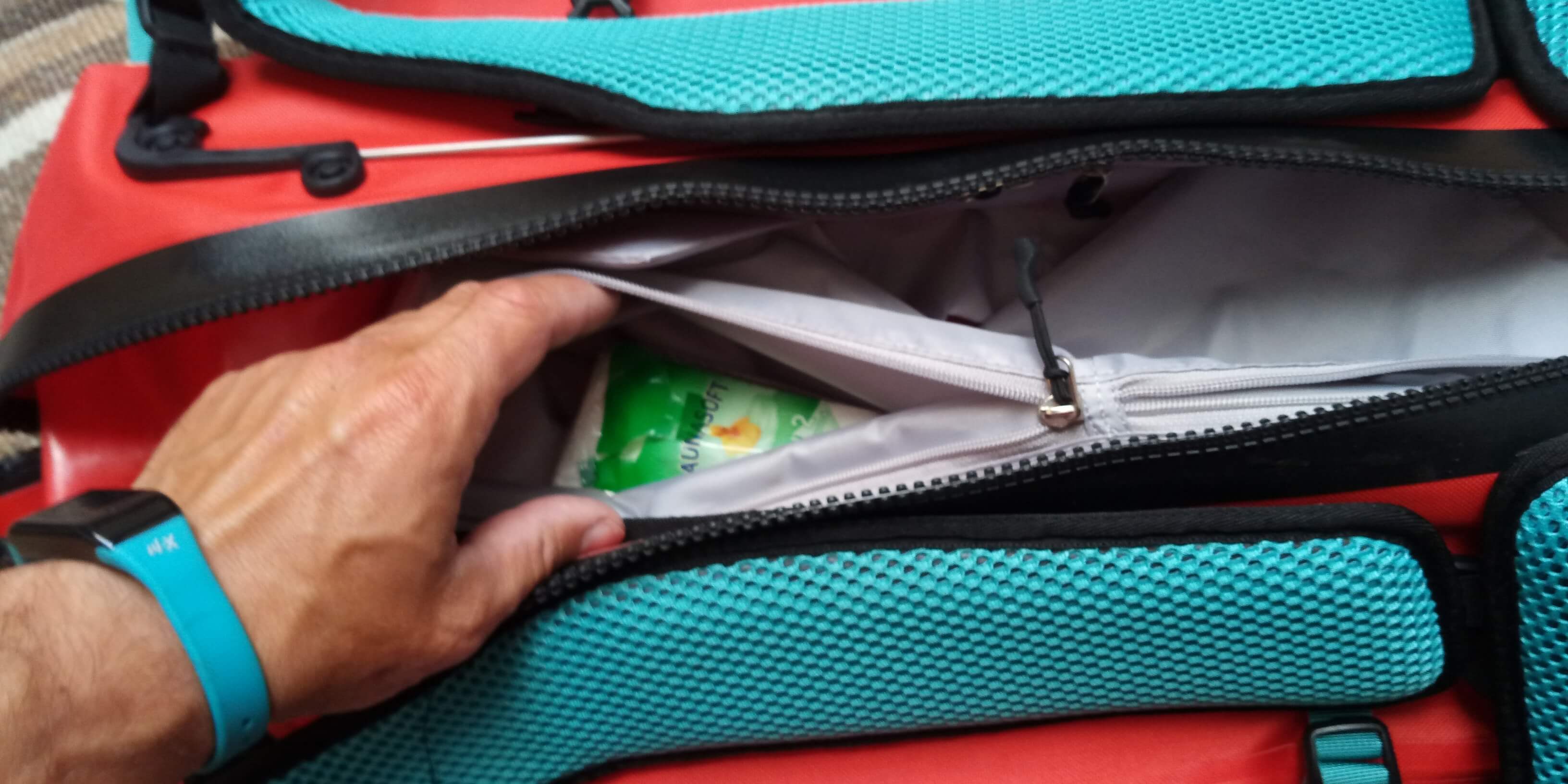 Detail vnitřní kapsy v batohu Ortlieb Atrack.