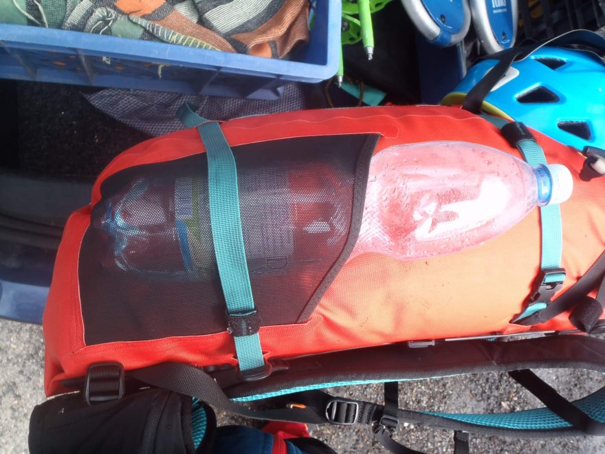 Do vnější síťky batohu Ortlieb Atrack se vejde i PET láhev 1,5 l.
