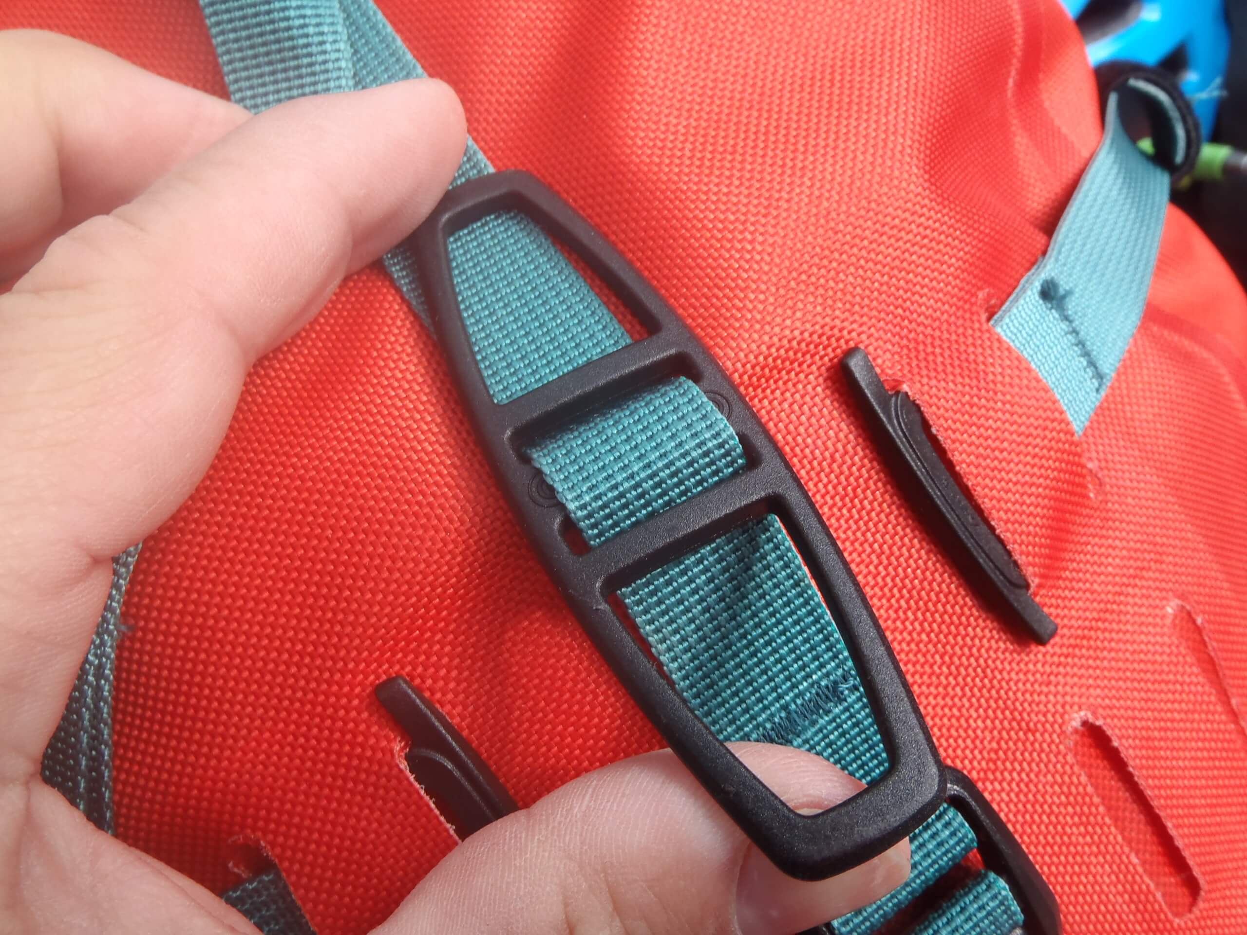 Držák na helmu s velkými otvory (ventilací) pro rychlé uchycení.