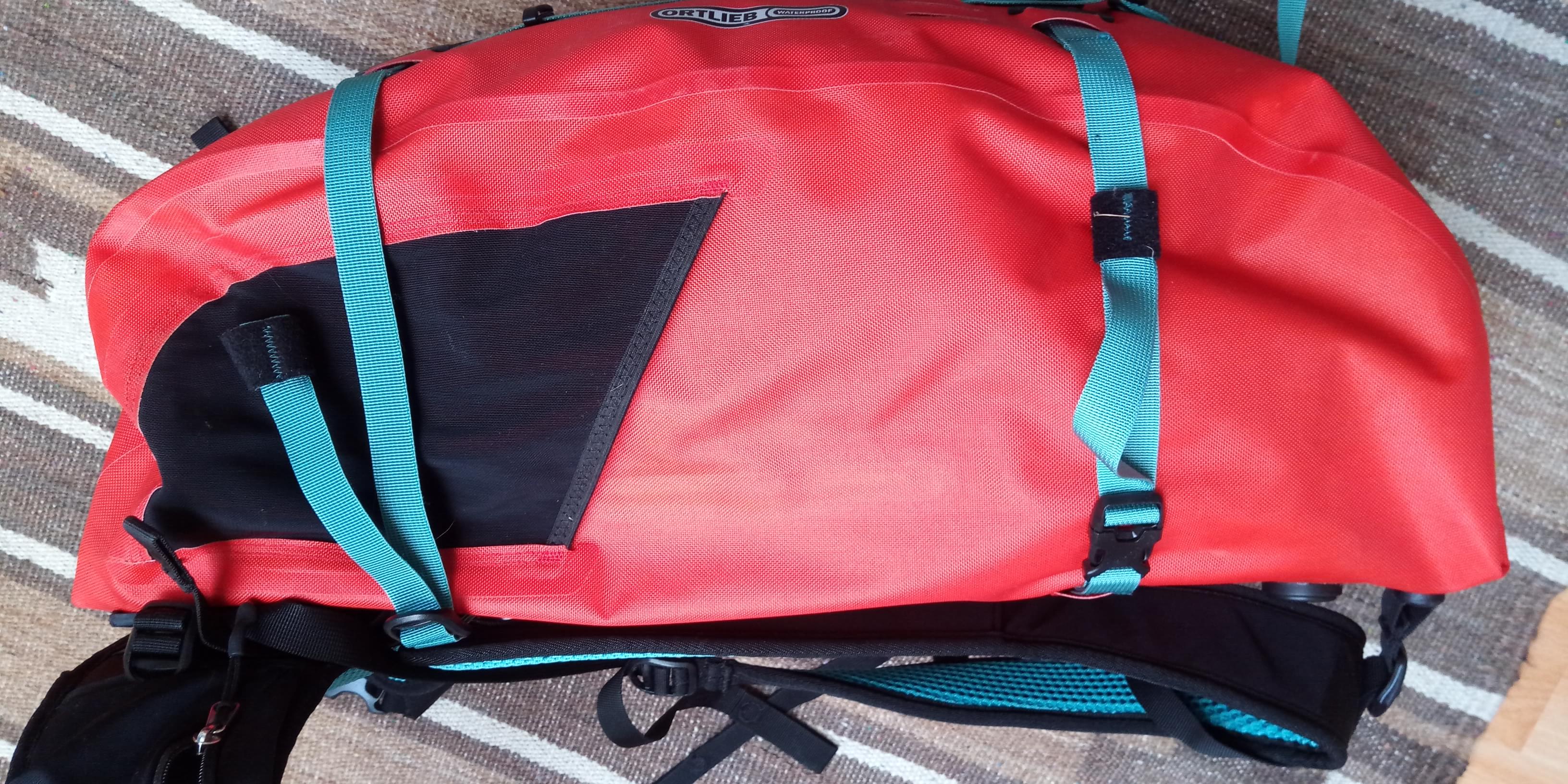 Dvojice kompresních popruhů na batohu Ortlieb Atrack.