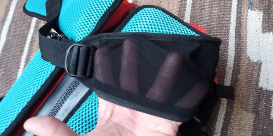 Elastická kapsa na bederáku a jeho stahování směrem od sebe.