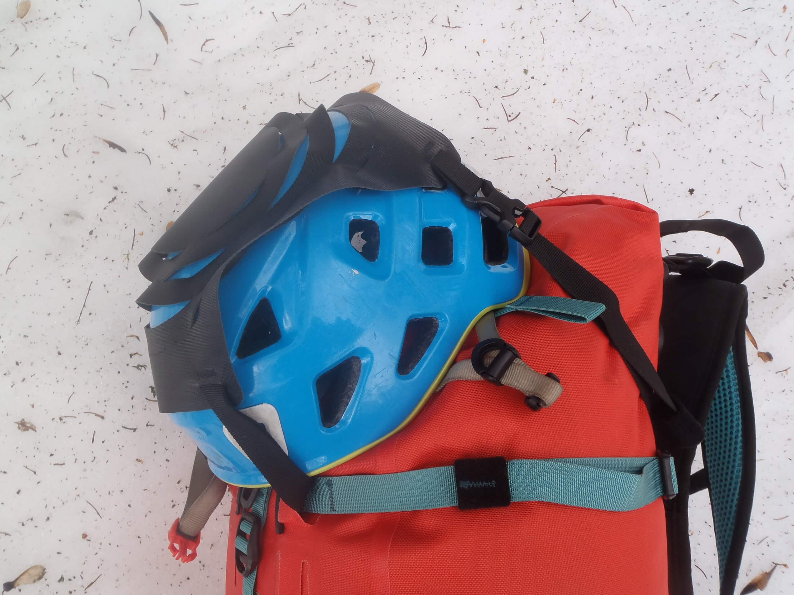 Fixace horolezecké helmy na batoh Ortlieb Atrack.