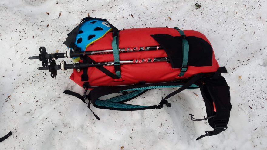 Fixace teleskopických holí a helmy - Ortlieb Atrack.