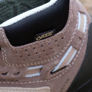 Garmont Vetta - Detail protažení stabilizačního popruhu napojeného na předposlední pár oček šněrování.