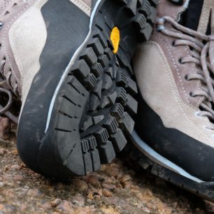 Garmont Vetta - Vibramový vzorek tvoří pod špičkou oporu pro lezení a stání na stupech.