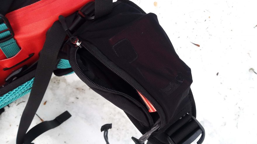 Kompaktní foťák se do elastické kapsy na bederáku vleze s rezervou - Ortlieb Atrack.