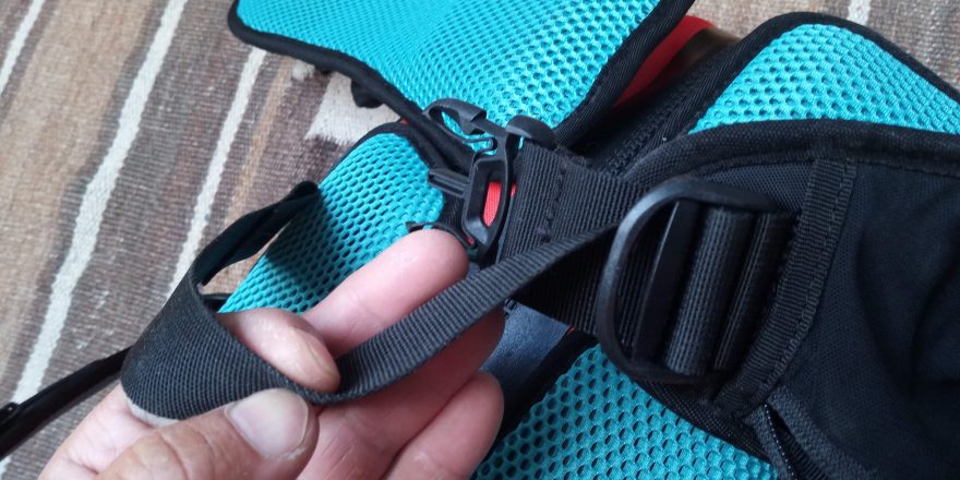 Stahování a regulace bederního pásu batohu Ortlieb Atrack.