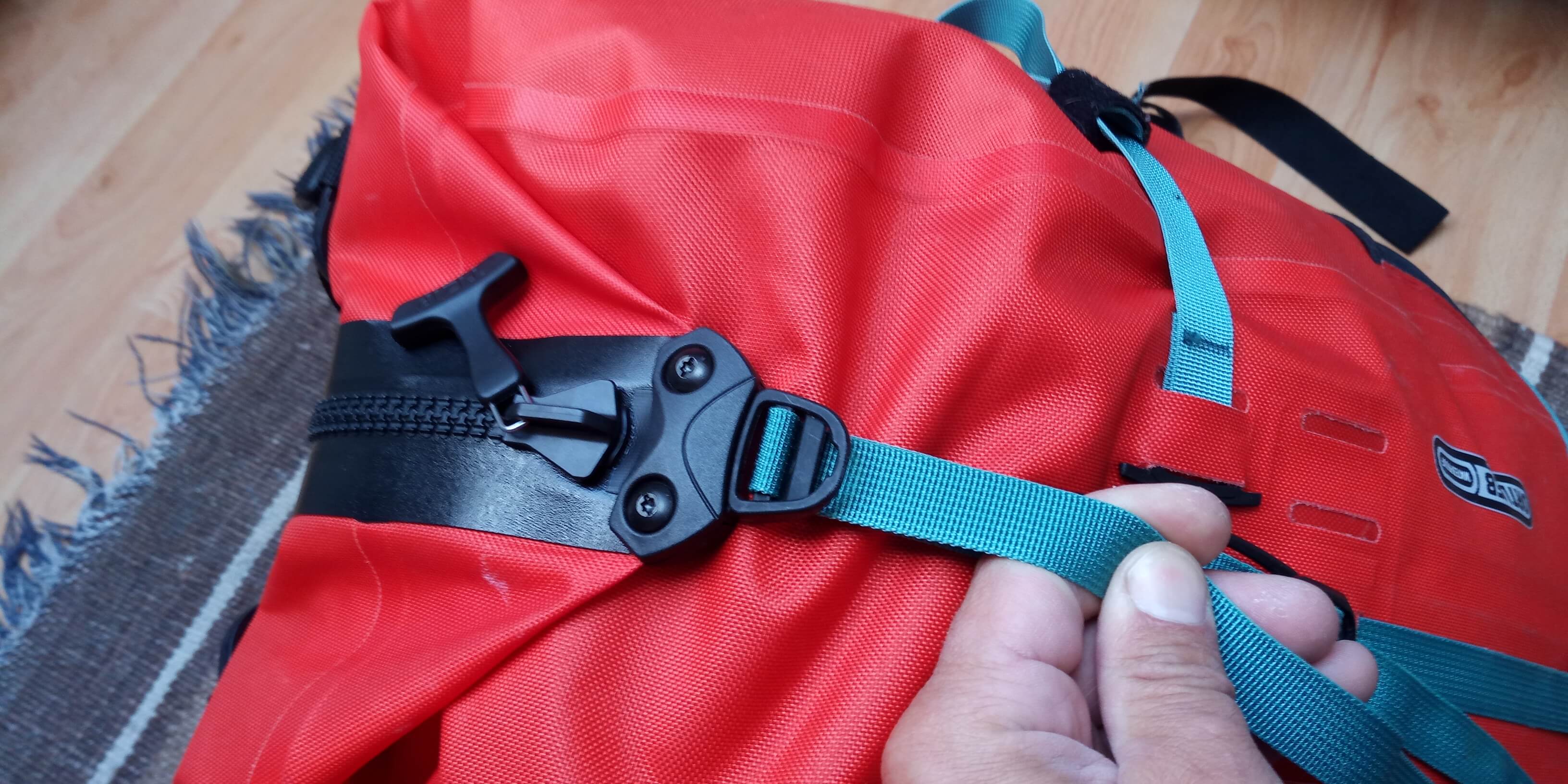 Stahování batohu Ortlieb Atrack.