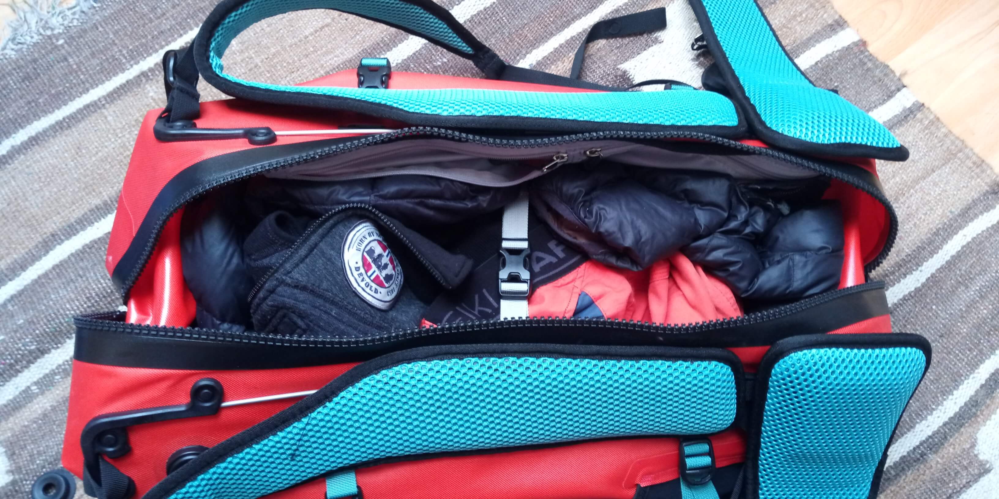 Vnitřní stahovací popruh v batohu Ortlieb Atrack.