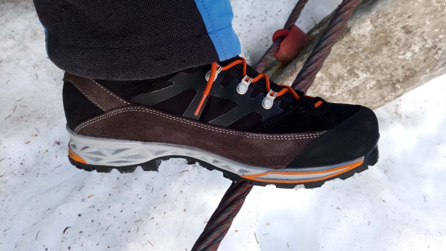 Aku Trekker Pro s pogumovanou špičkou, hrubým vibramovým vzorkem a konstrukcí podešve ELICA.