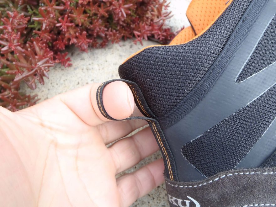 Dostatečně velké zadní poutko pro prst nebo zavěšení u pohorek Aku Trekker Pro.