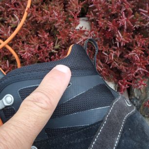 Patní část je hodně zvednutá a proto doporučuji vyzkoušet, projít se, natáhnout krok nebo zvedat nohy - Aku Trekker Pro.