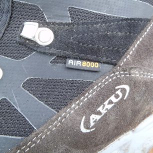Svršek pohorek Aku Trekker Pro je semiš a materiál Air 8000.