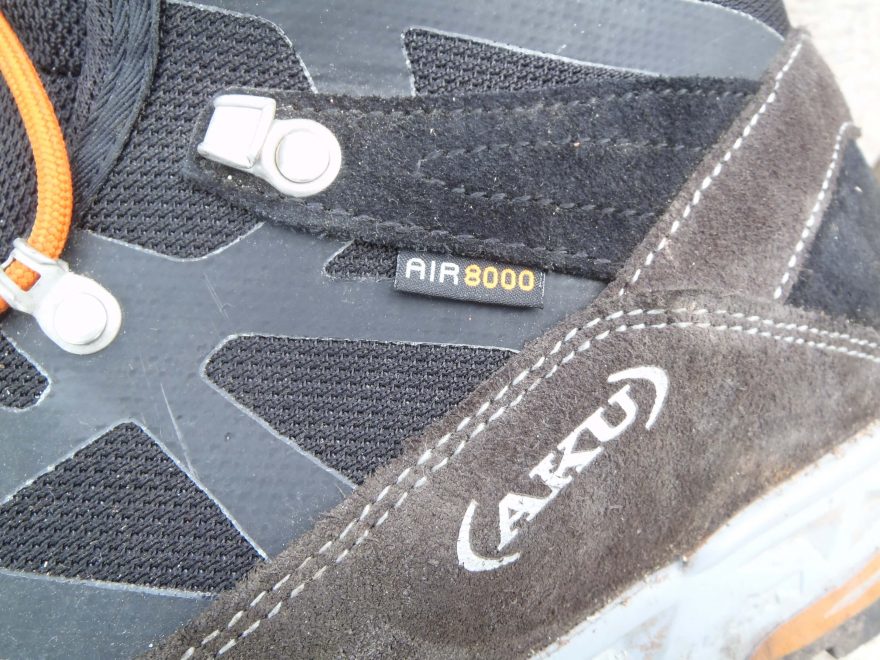 Svršek pohorek Aku Trekker Pro je semiš a materiál Air 8000.