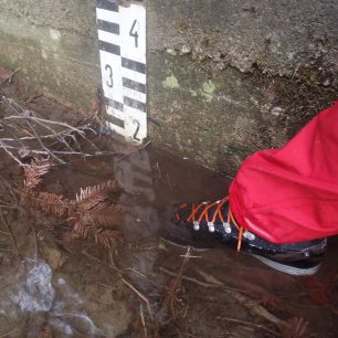 Vodní hrátky v botech Aku Trekker Pro během testování.