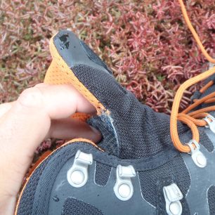 Vysoko našitý jazyk pohorek Aku Trekker Pro.