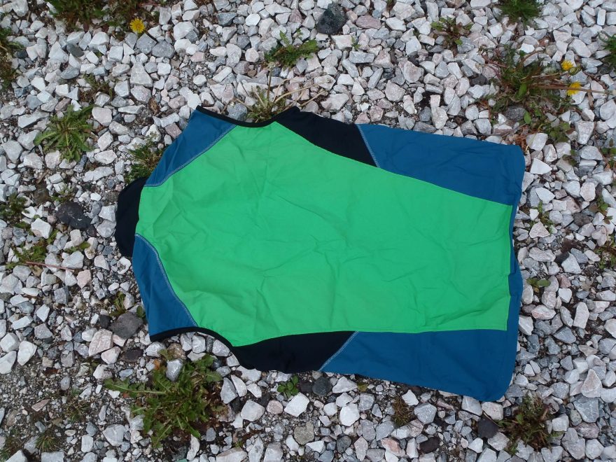 Zadní díl vesty Direct Alpine Spike s jasně viditelnými elastickými panely.