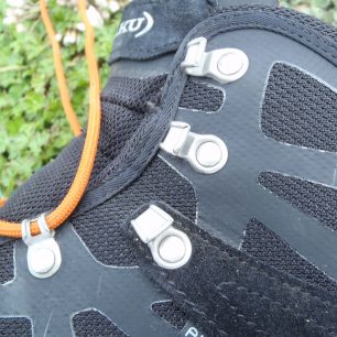 Zasekávací háček a další dva páry háčků na zatažení kotníku - Aku Trekker Pro.