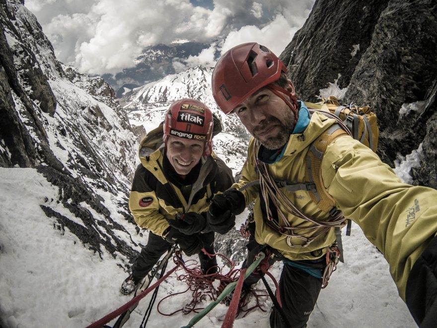 Dušan Stoupa Janák (vlevo) a Pavel Bača Vrtík (vpravo) v horních partiích severní stěny Eigeru.