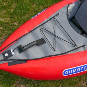 Na zadní palubě je křížená pruženka, madlo pro nošení i vylévací otvor