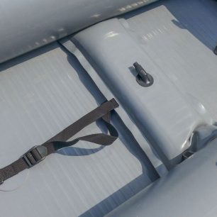 Drop stitch jsou i opěrky nohou