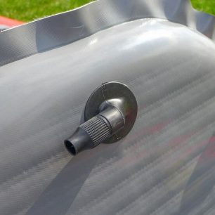 Ventil sedaček je stejný jako u verze bez drop stitch technologie