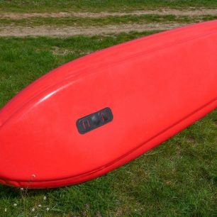 Dno kajaku je absolutně ploché, nechybí uchycení směrové ploutve