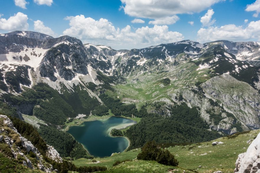 Trail Via Dinarica protíná podhůří Julských Alp ve Slovinsku, pohoří Velká Kapela a Velebit v Chorvatsku, Dinárské Alpy Bosny a Hercegoviny a Prokletije v Černé Hoře a Albánii. V budoucnu je plánováno protažení treku do Kosova a Makedonie. 