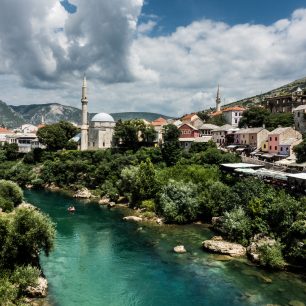 Pohled na orientálně působící město Mostar, Bosna a Hercegovina.
